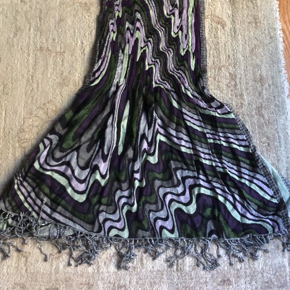 Tolani 100% Viscose Scarf Shawl w/fringe. Purple & Green Shades, wavy pattern - Picture 16 of 16